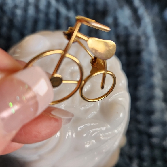 A gold tone antique bicycle pin - Picture 4 of 7
